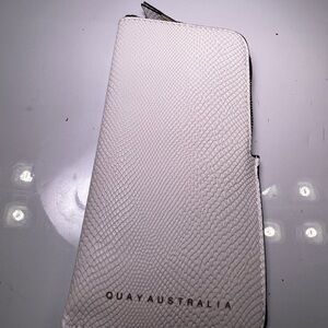 Quay Australian sunglasses case white textured zipper black inside